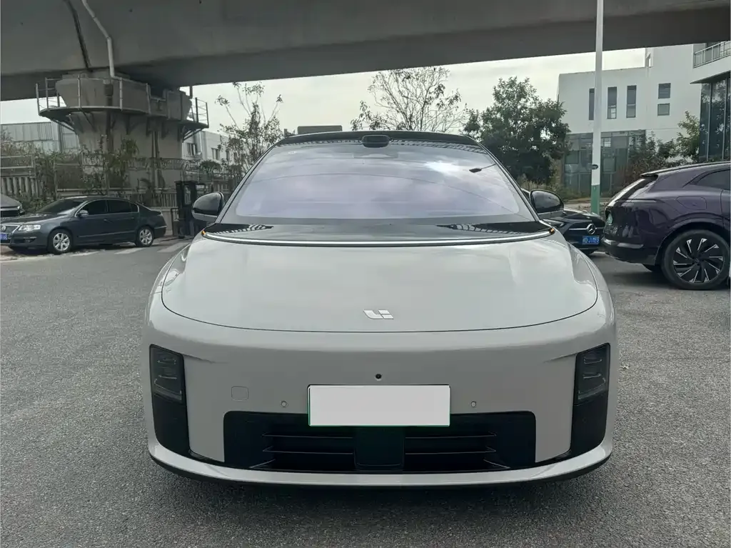 Li Auto i8 — фото 2