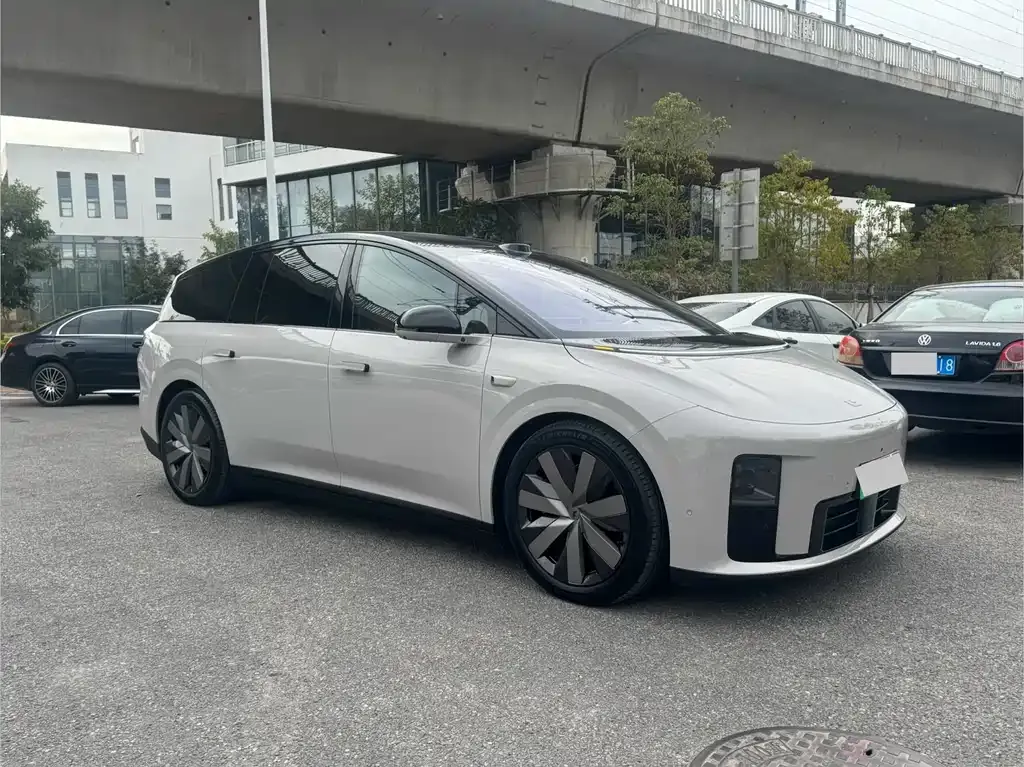 Li Auto i8 — фото 9
