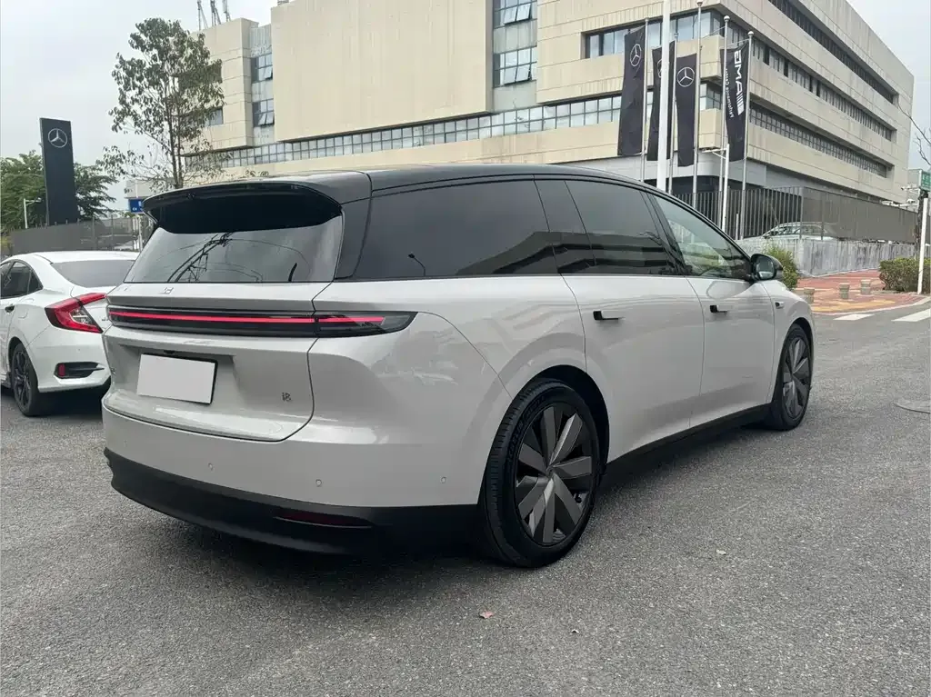 Li Auto i8 — фото 6