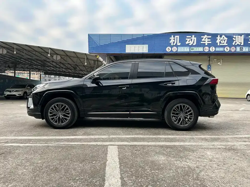 Toyota Wildlander — фото 10