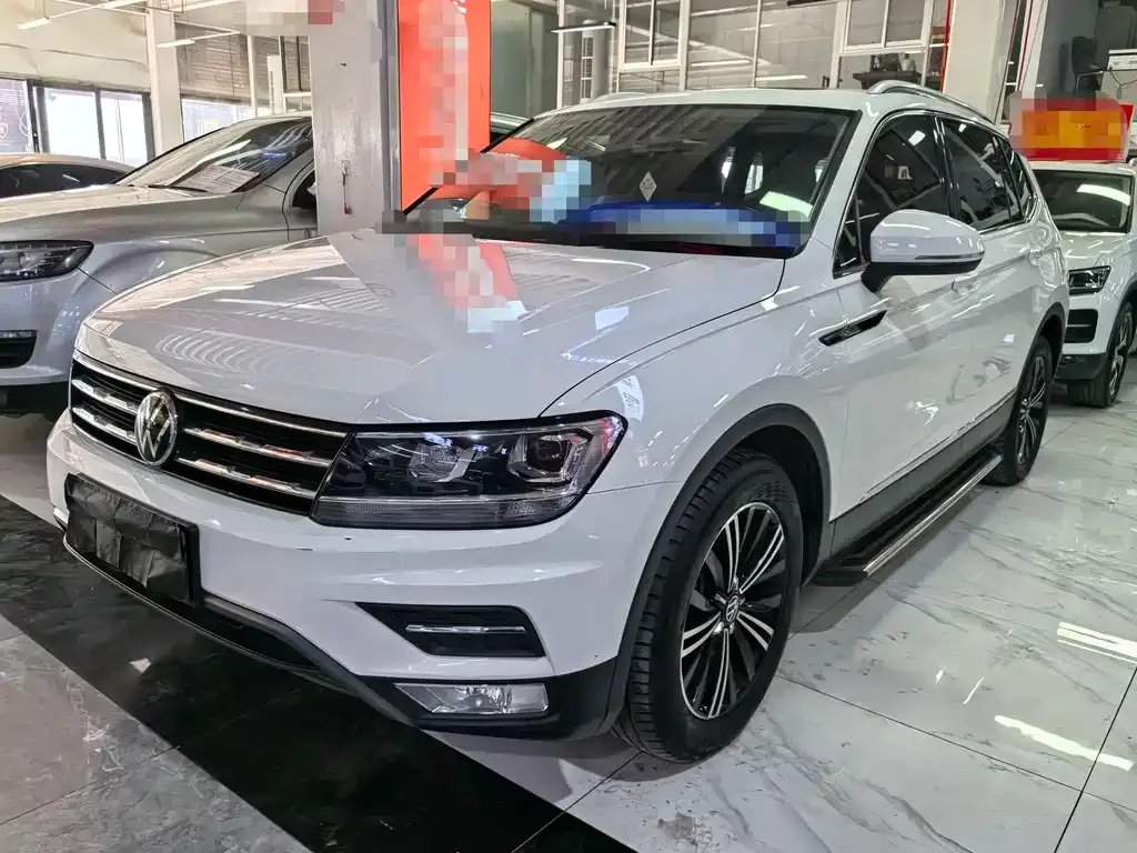 Volkswagen Tiguan L — фото 1