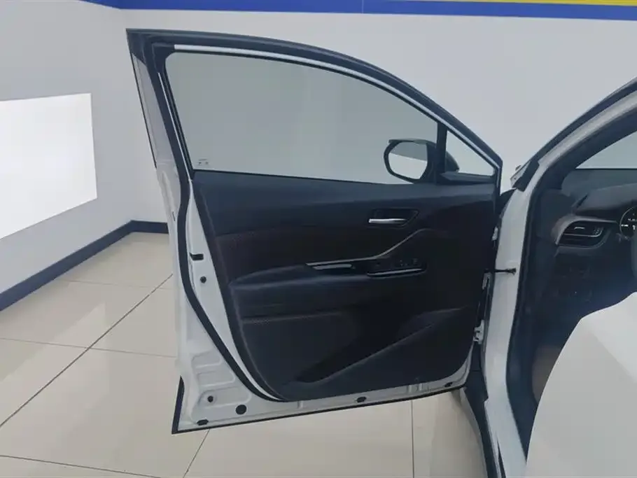 Toyota C-HR EV — фото 5