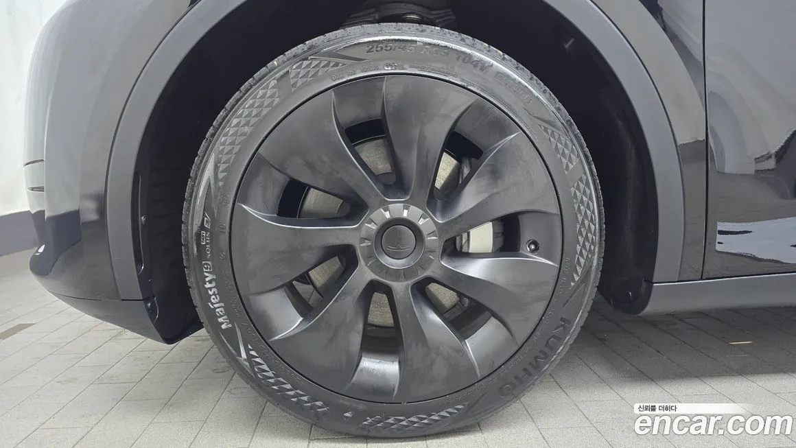 Tesla Model Y — фото 10