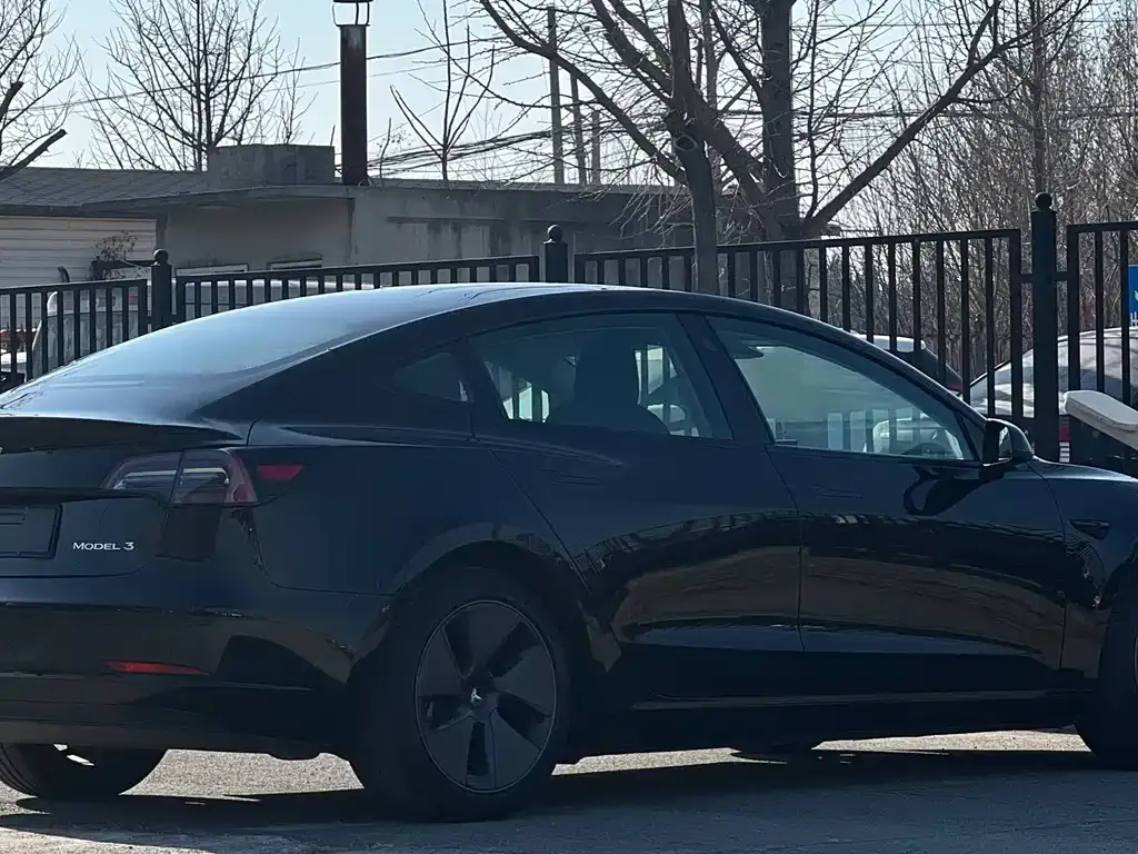 Tesla Model 3 — фото 9