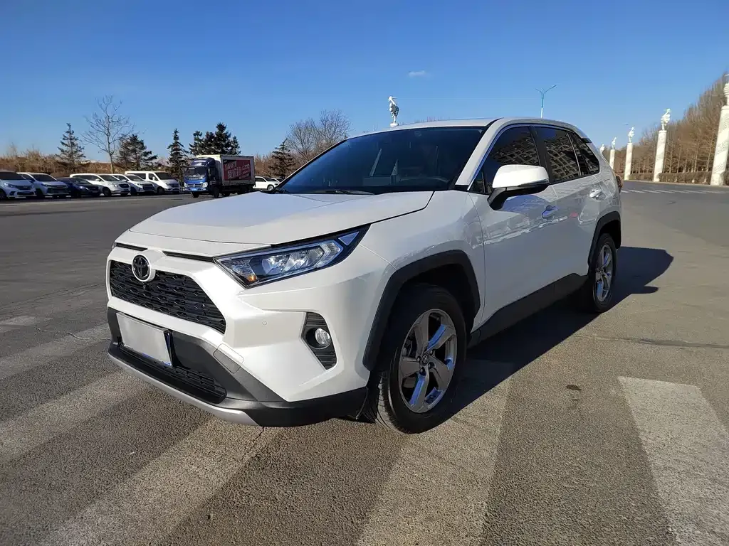 Toyota RAV4 — фото 1