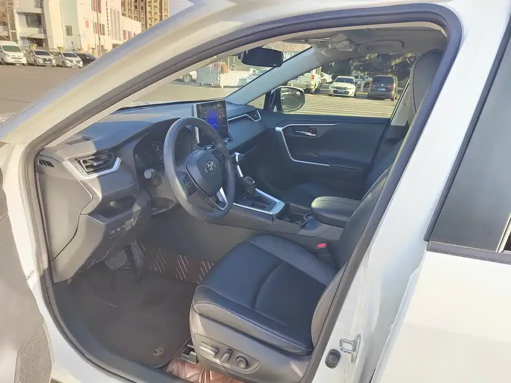 Toyota RAV4 — фото 6