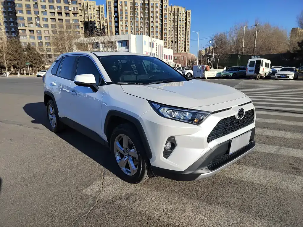 Toyota RAV4 — фото 10