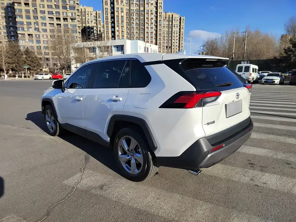 Toyota RAV4 — фото 9