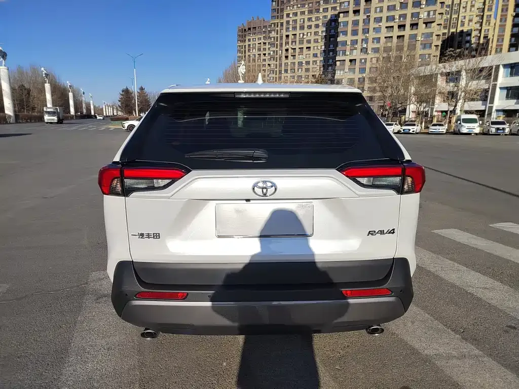 Toyota RAV4 — фото 8