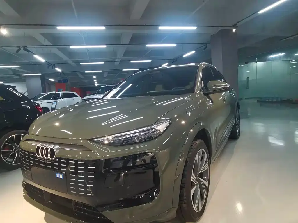 Audi Q6L e-tron — фото 1