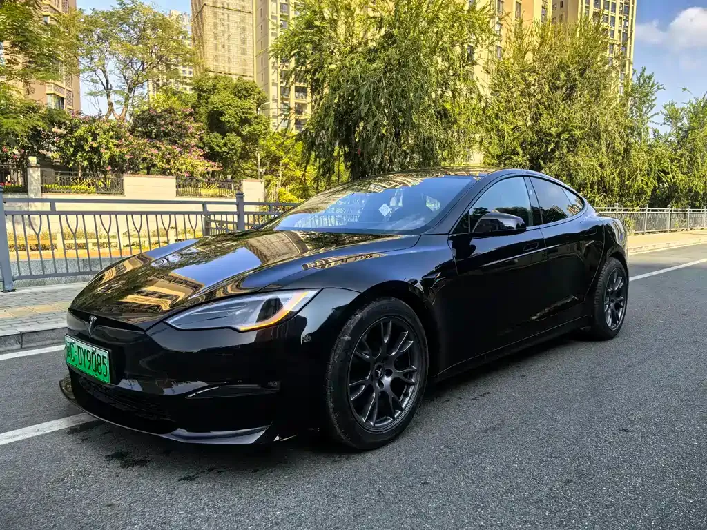 Tesla Model S — фото 1