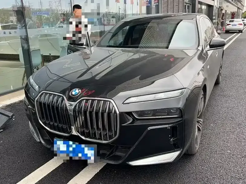 BMW 7 Series — фото 1