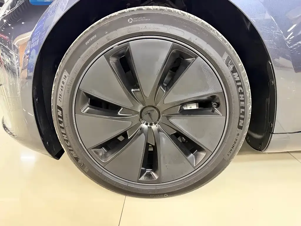Tesla Model 3 — фото 6