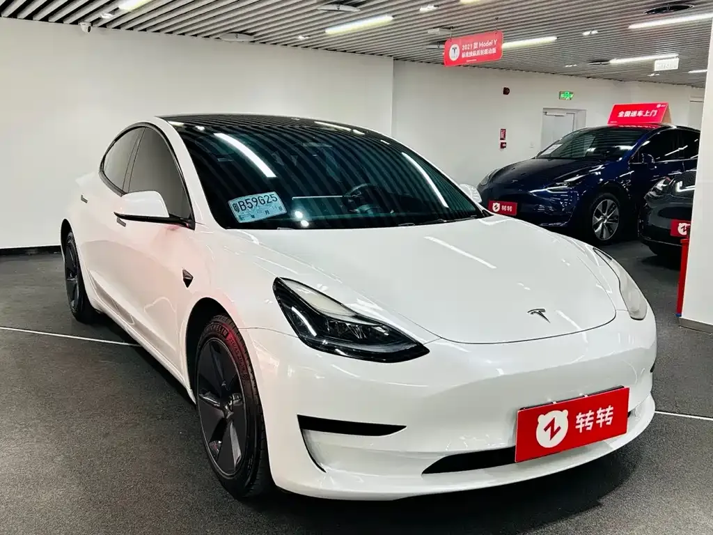 Tesla Model 3 — фото 1