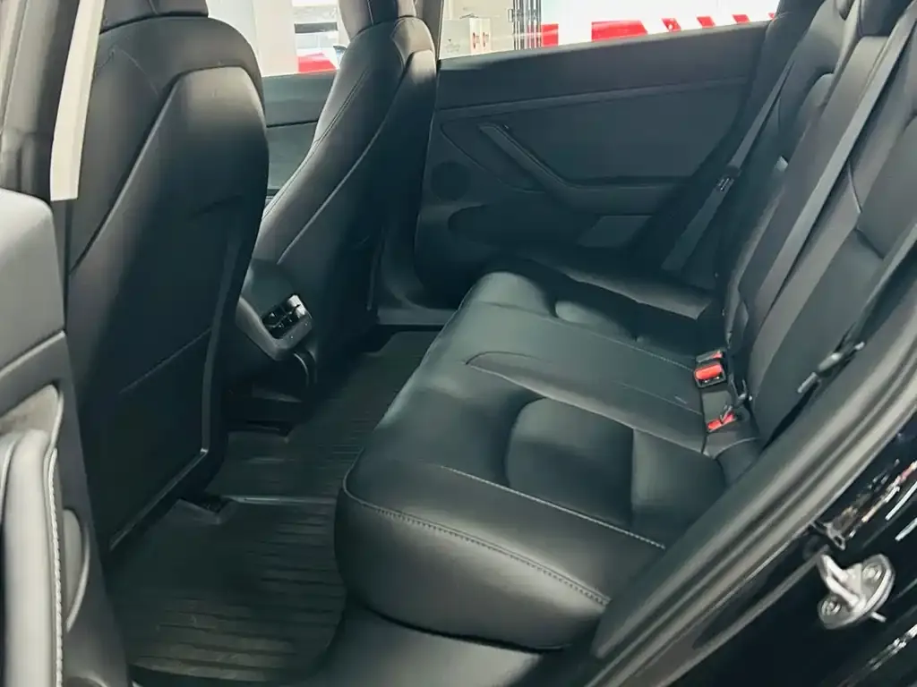 Tesla Model 3 — фото 3