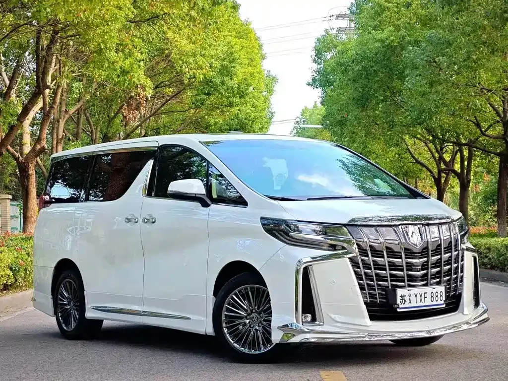Toyota Alphard — фото 1