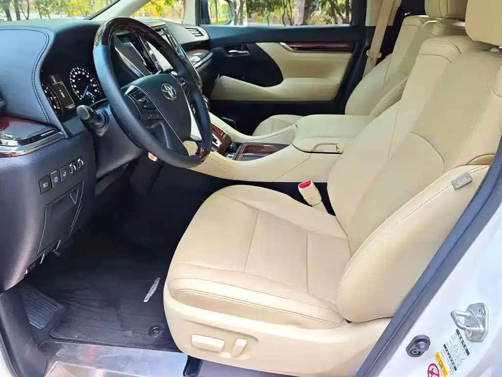 Toyota Alphard — фото 3
