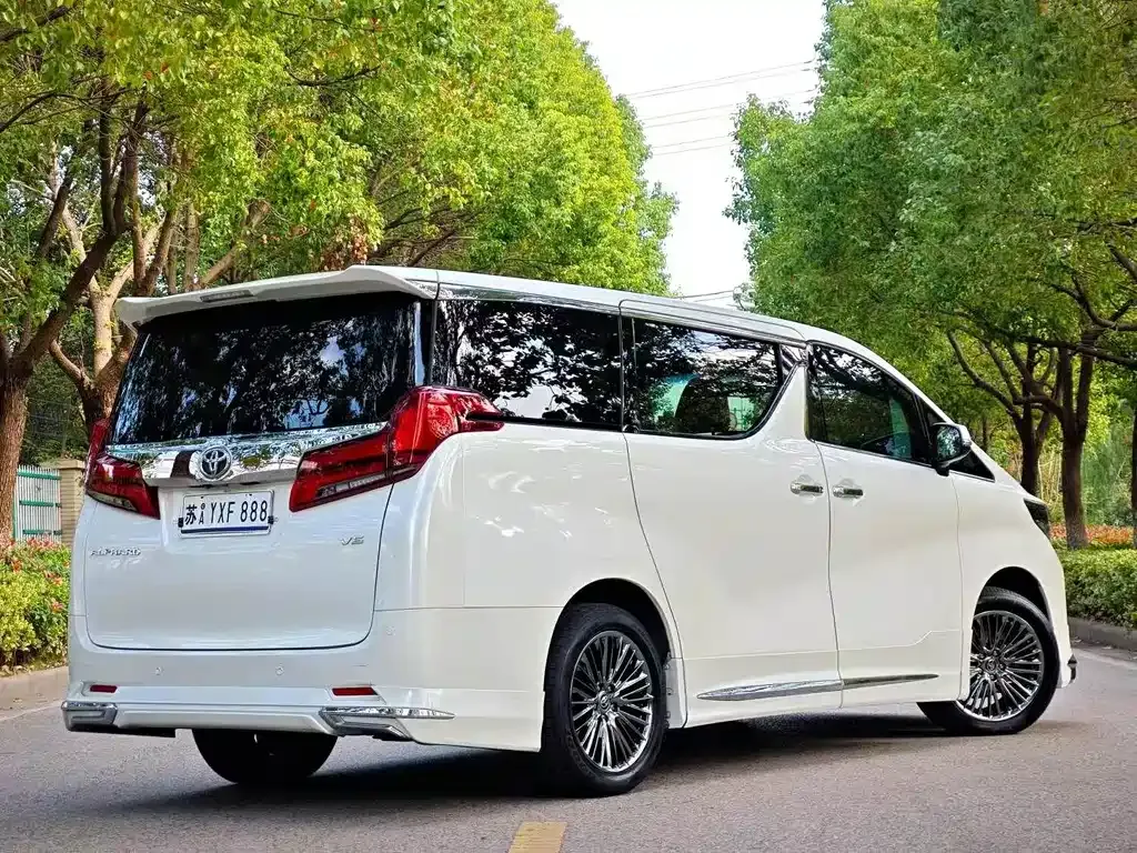 Toyota Alphard — фото 10