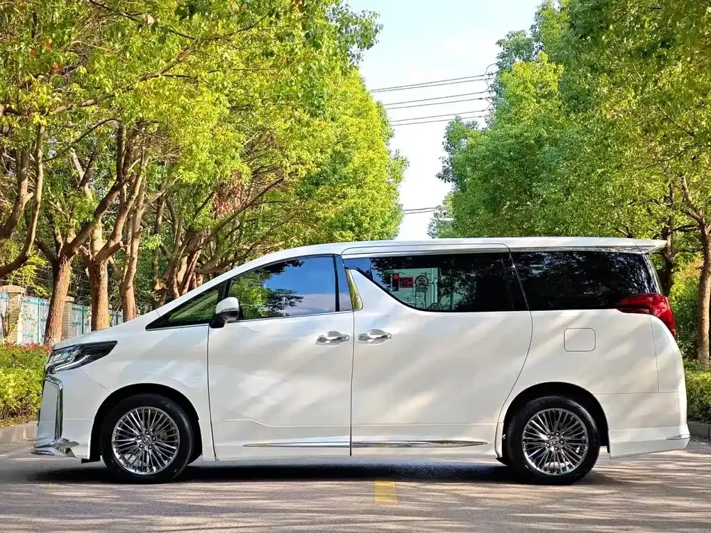 Toyota Alphard — фото 4