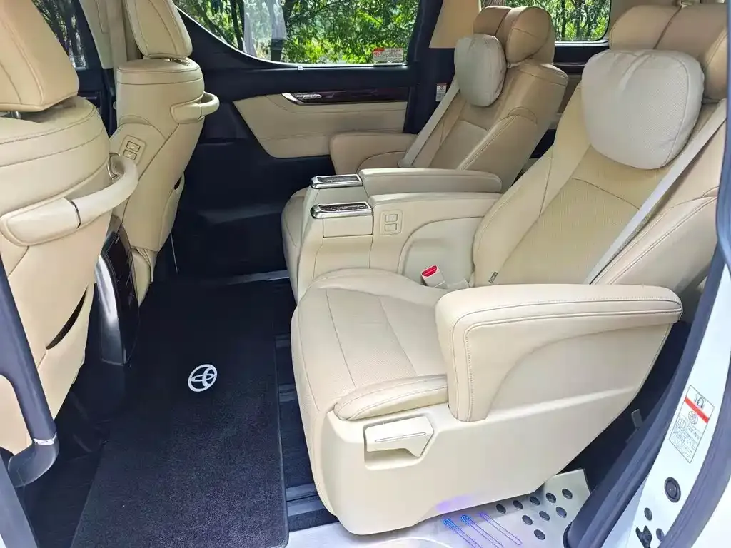 Toyota Alphard — фото 5