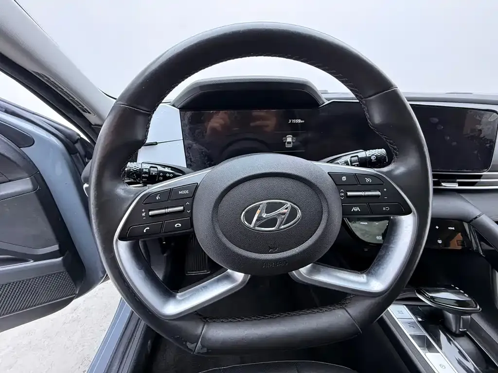 Hyundai Elantra — фото 10