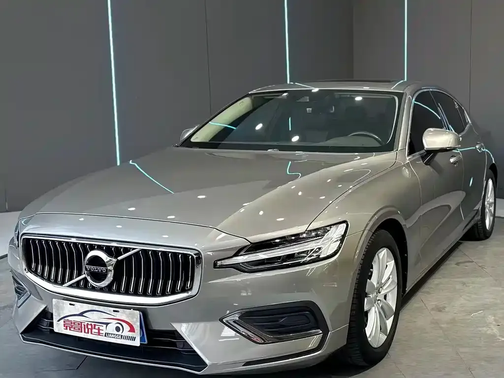 Volvo S60 — фото 1