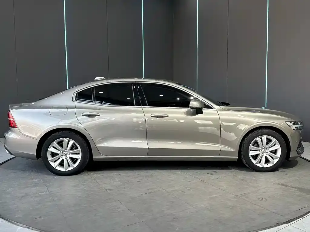 Volvo S60 — фото 10