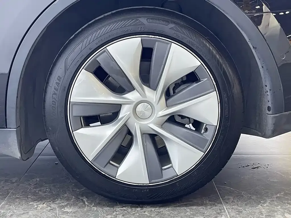 Tesla Model Y — фото 9