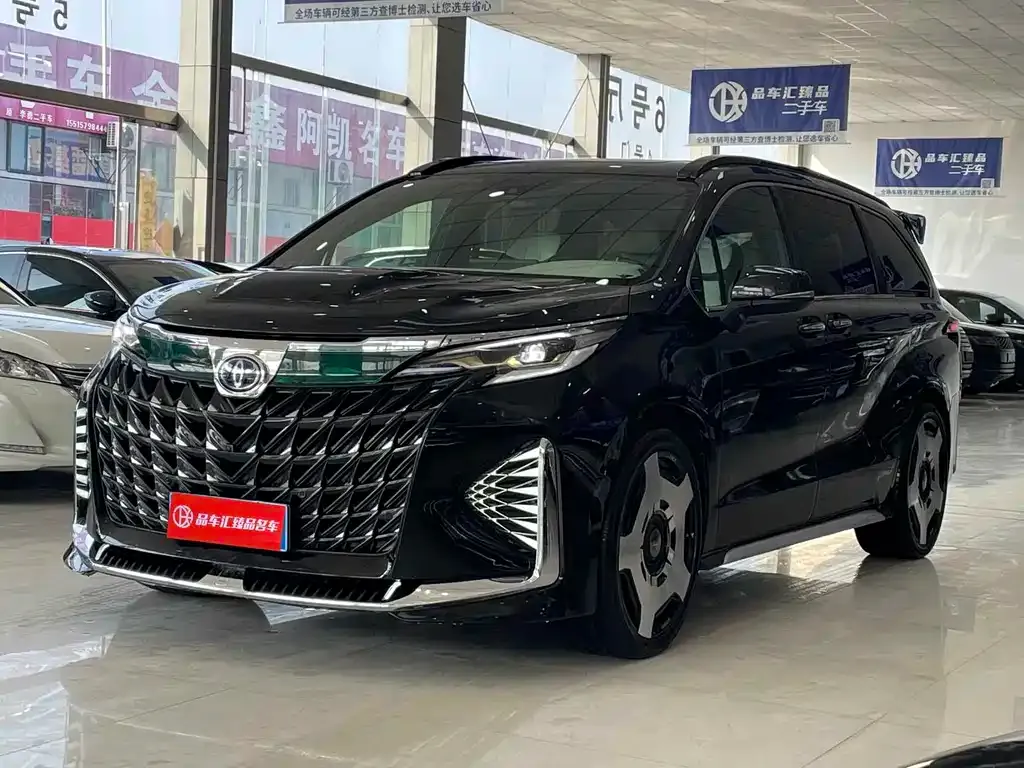 Toyota Granvia — фото 1