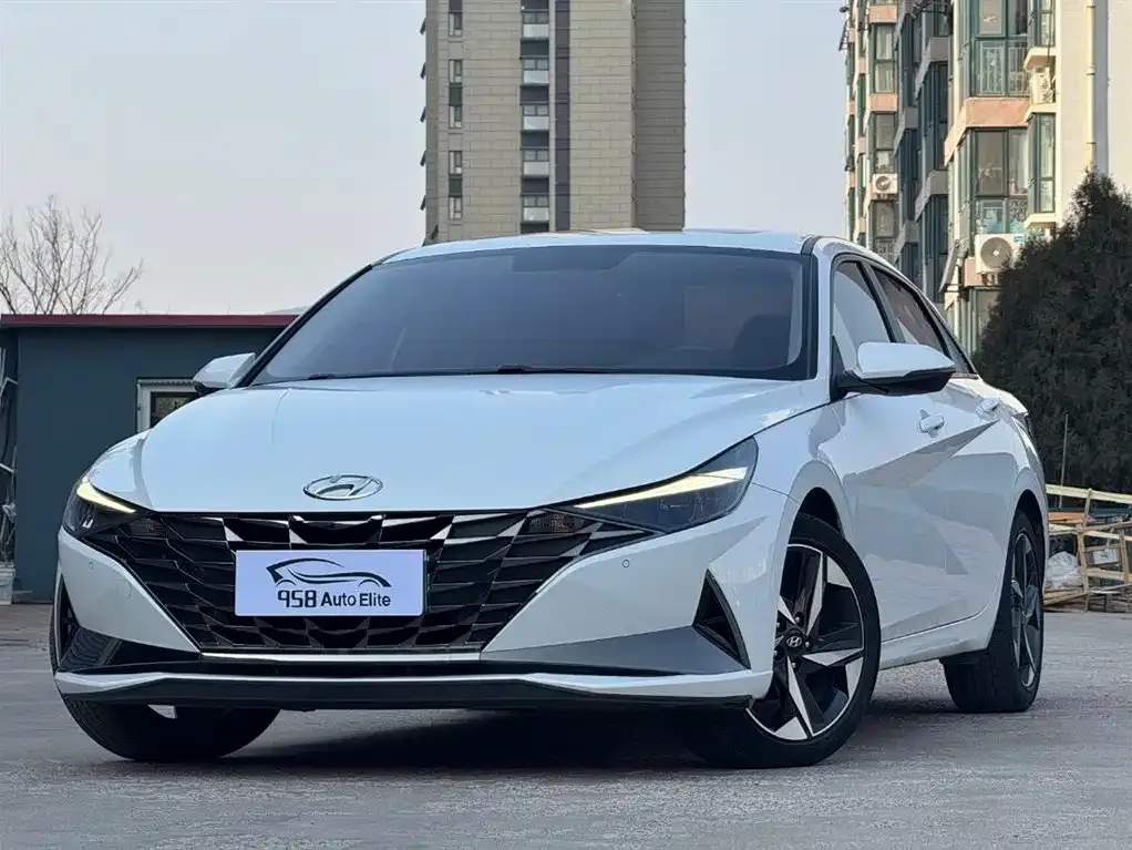 Hyundai Elantra — фото 1