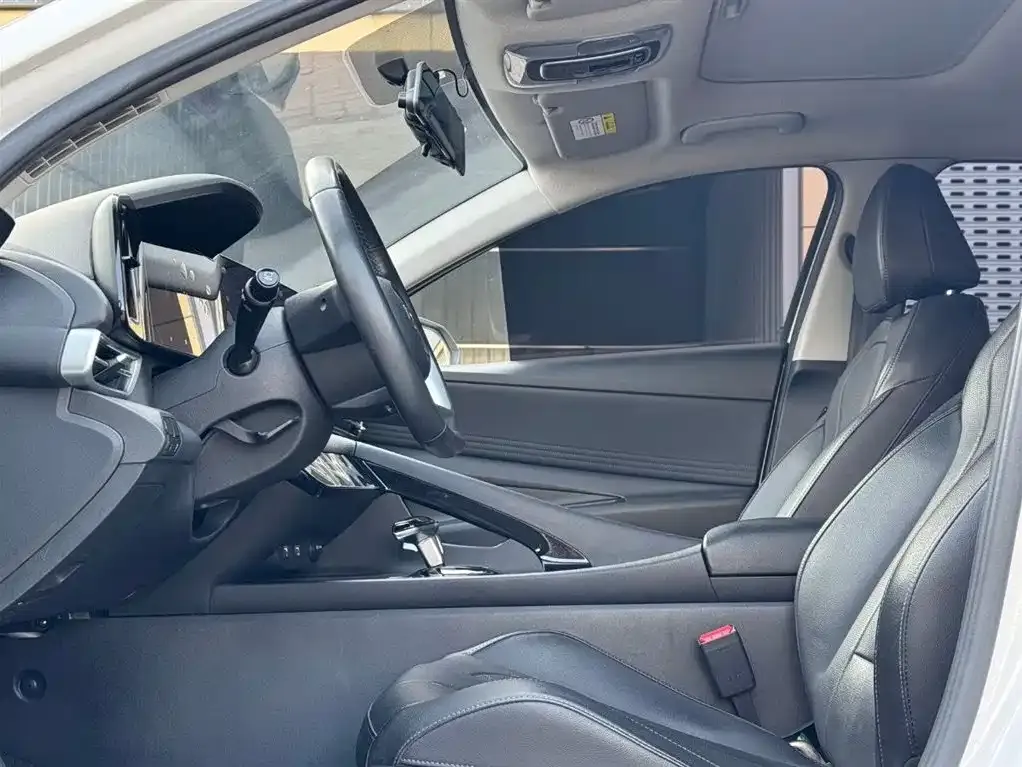 Hyundai Elantra — фото 3