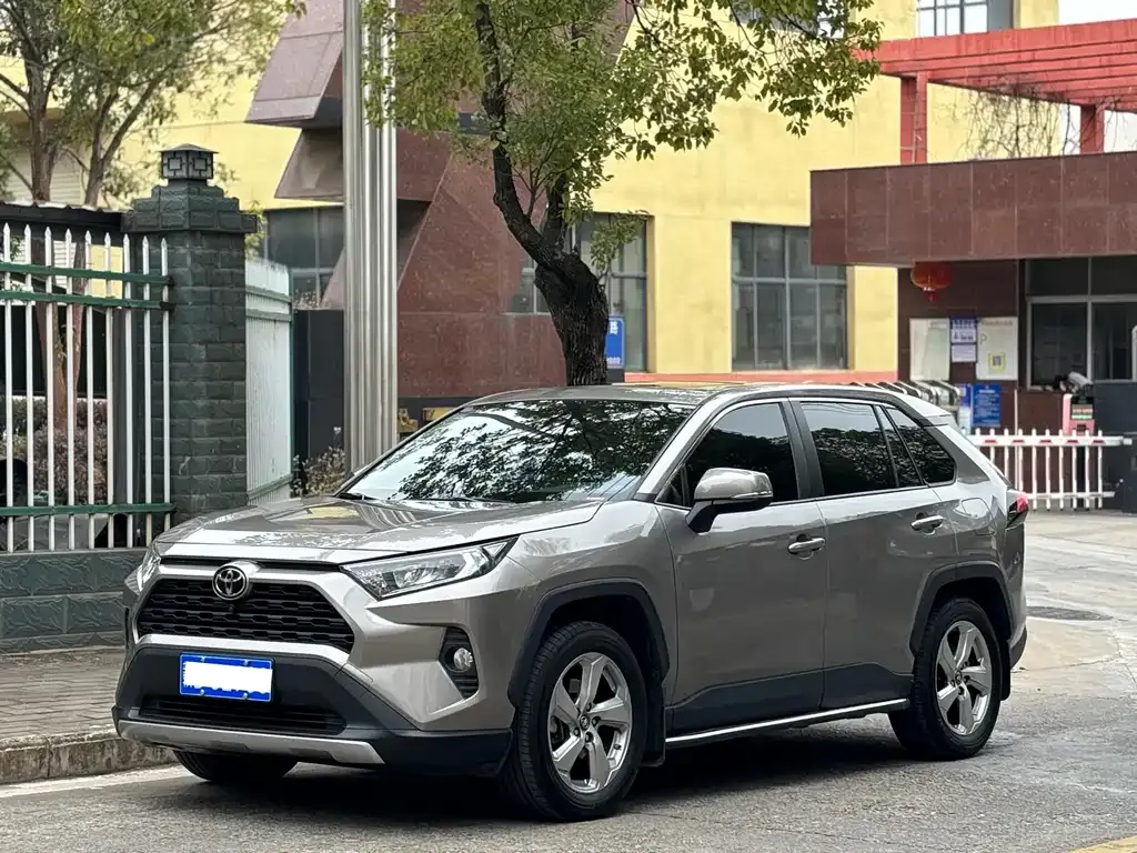 Toyota RAV4 — фото 1