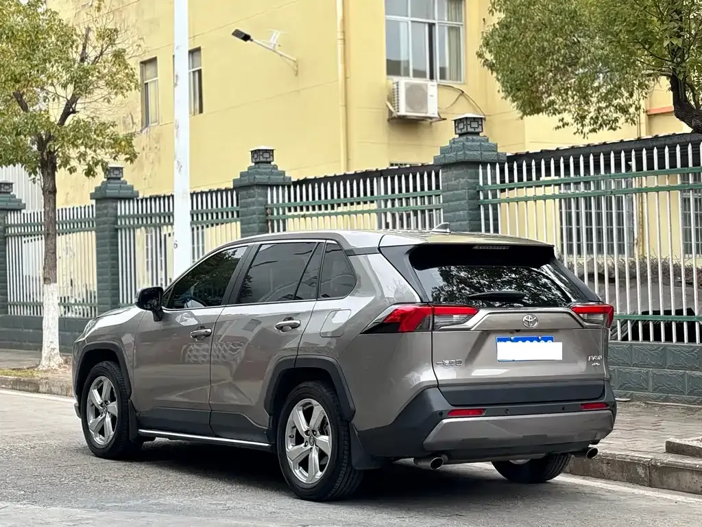 Toyota RAV4 — фото 8