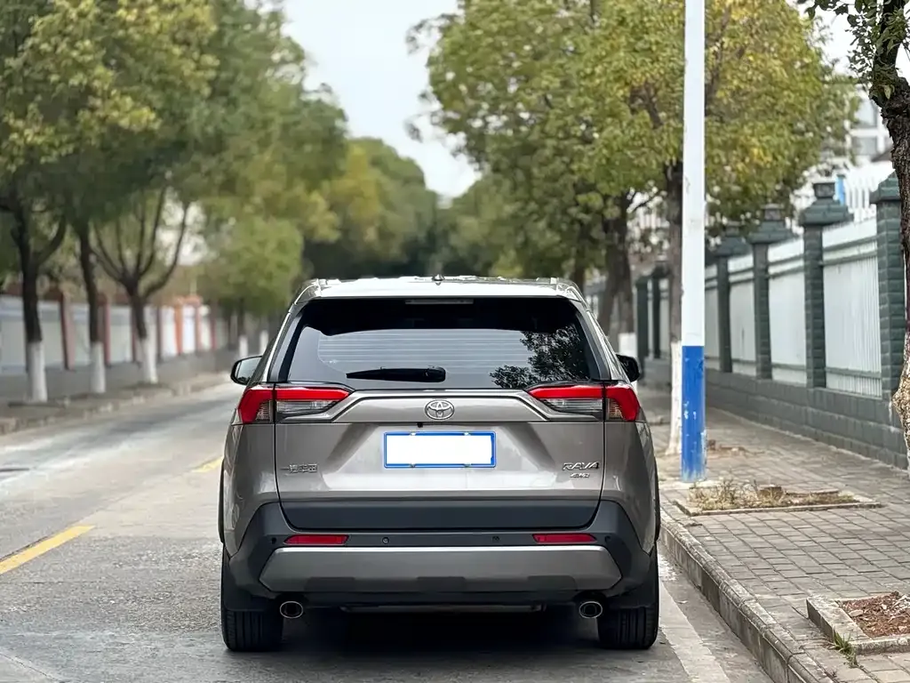 Toyota RAV4 — фото 3