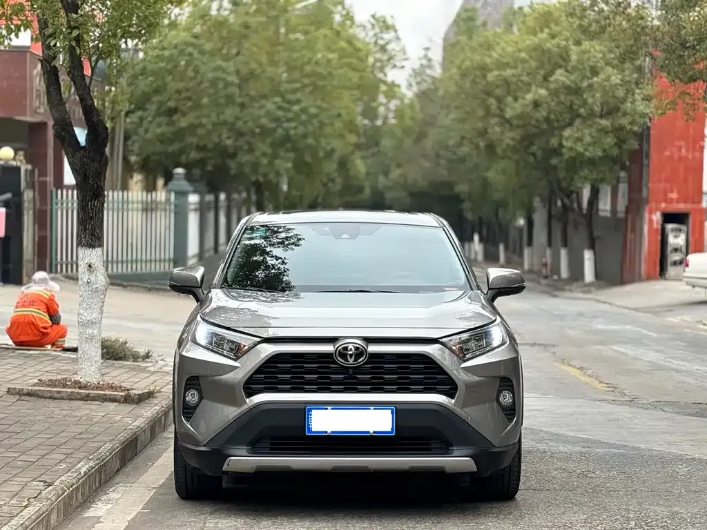 Toyota RAV4 — фото 7