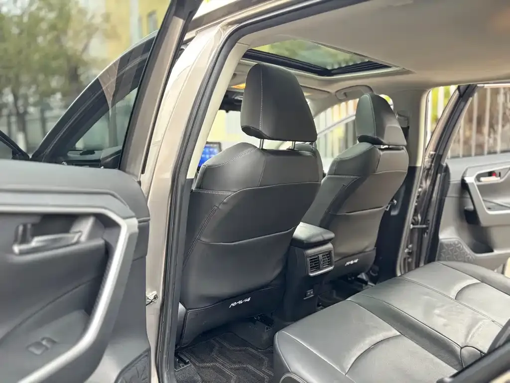Toyota RAV4 — фото 5