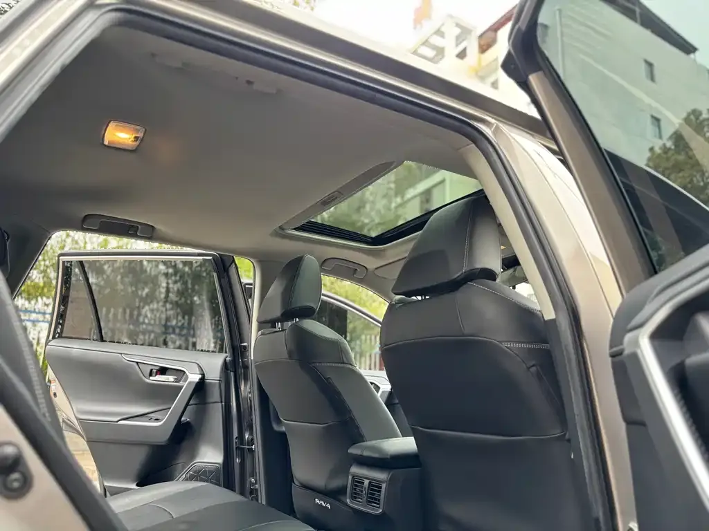 Toyota RAV4 — фото 2
