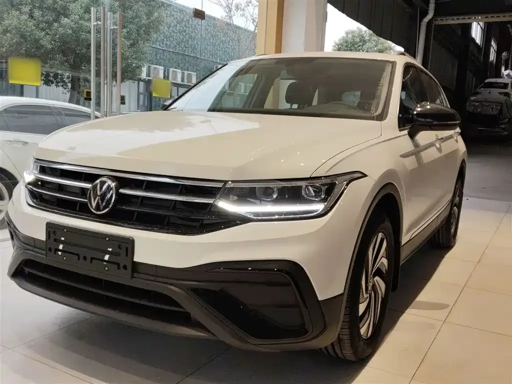 Volkswagen Tiguan L — фото 1