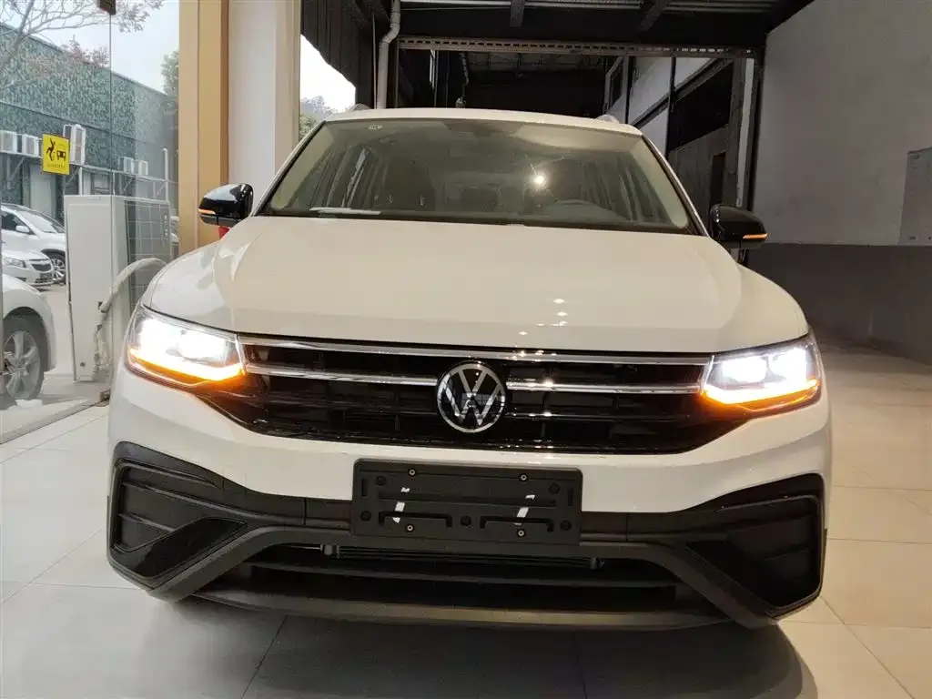 Volkswagen Tiguan L — фото 10