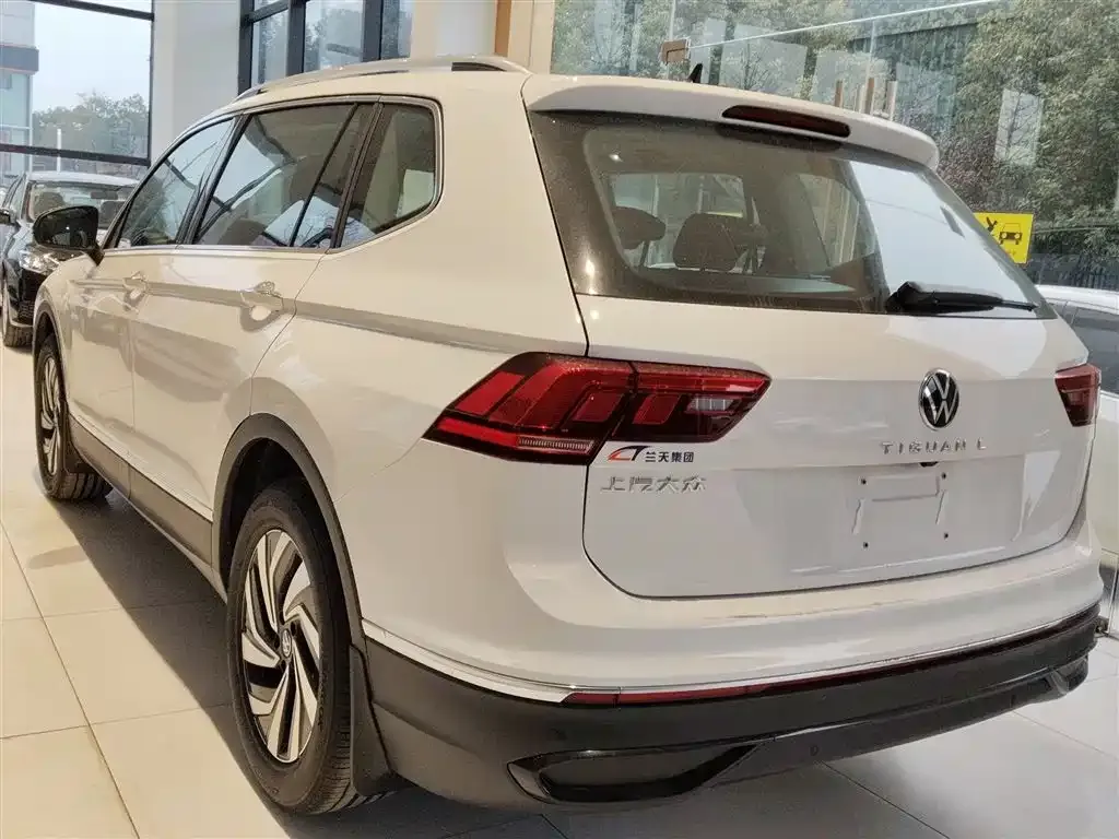 Volkswagen Tiguan L — фото 8
