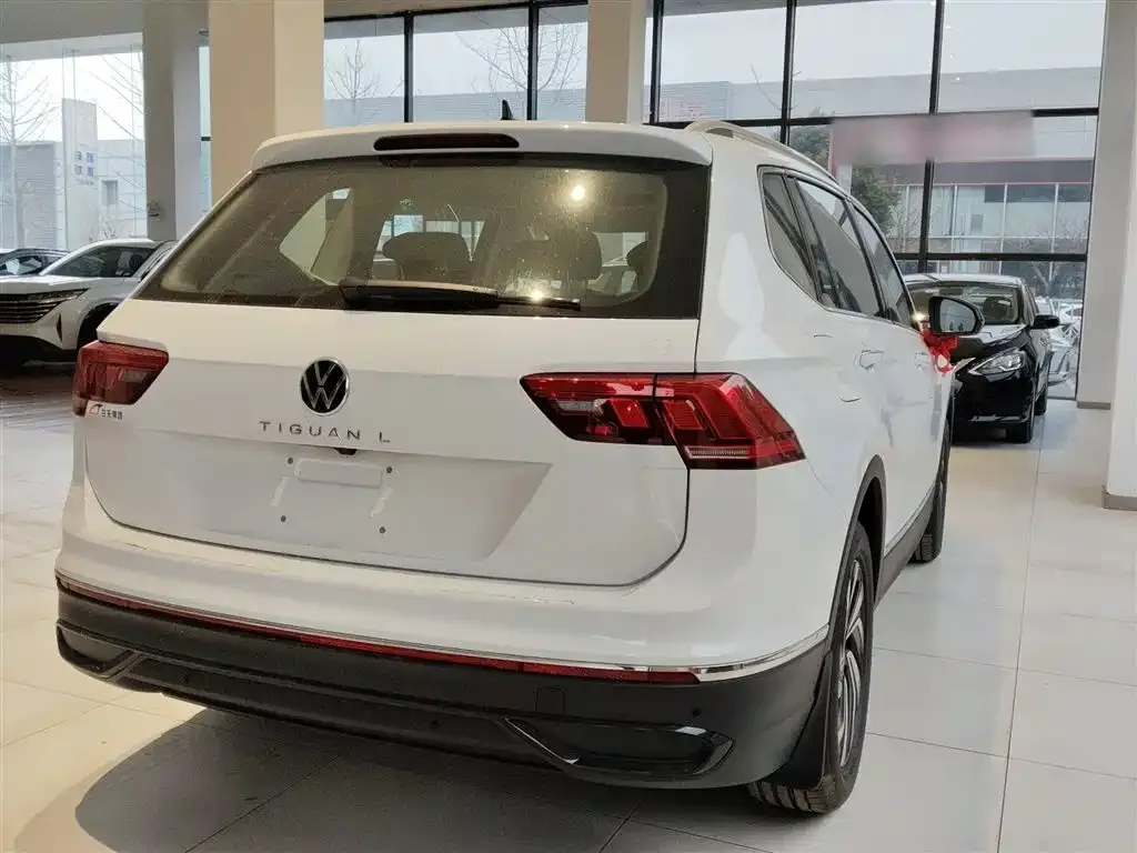 Volkswagen Tiguan L — фото 9