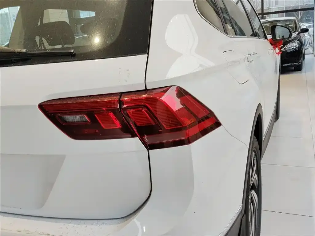 Volkswagen Tiguan L — фото 2