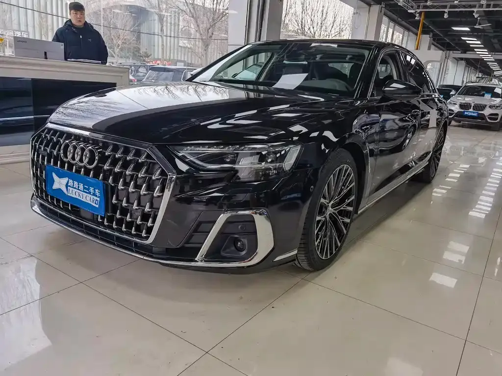 Audi A8 — фото 1
