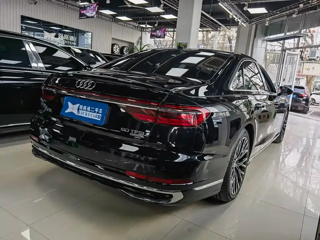 Audi A8 — фото 7