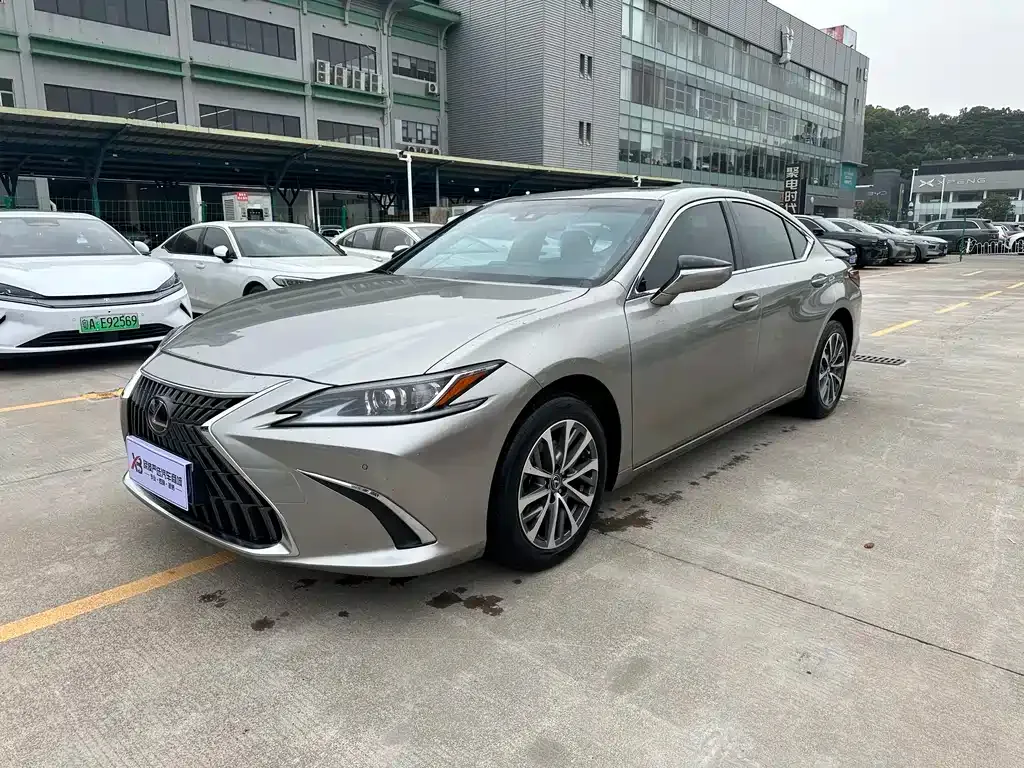 Lexus ES — фото 1