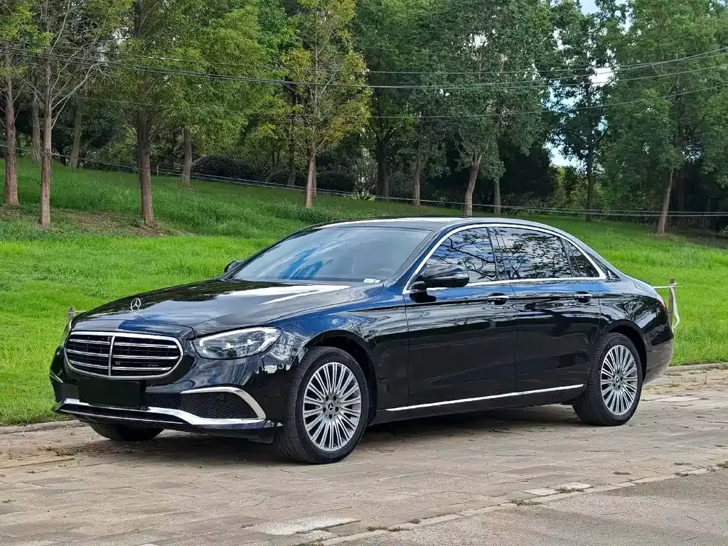 Mercedes-Benz E-Class — фото 1