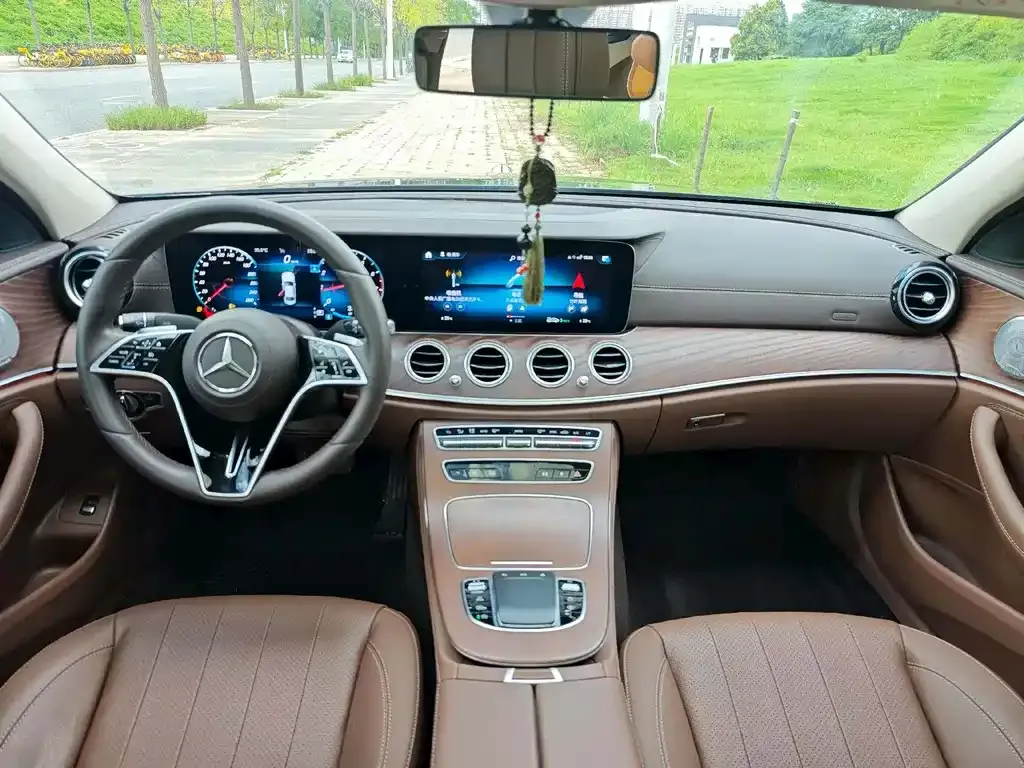 Mercedes-Benz E-Class — фото 2