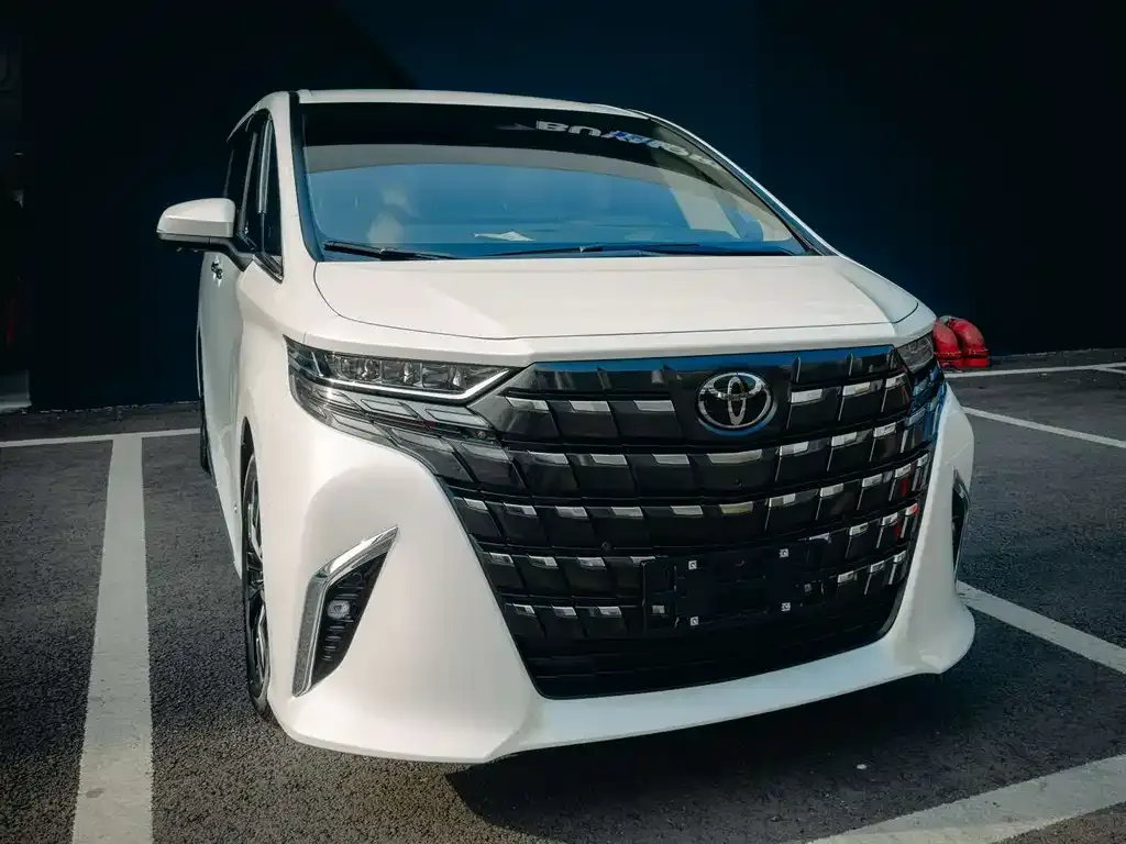 Toyota Alphard — фото 1