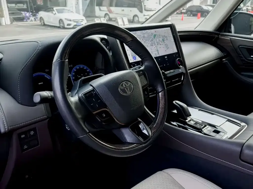 Toyota Alphard — фото 6
