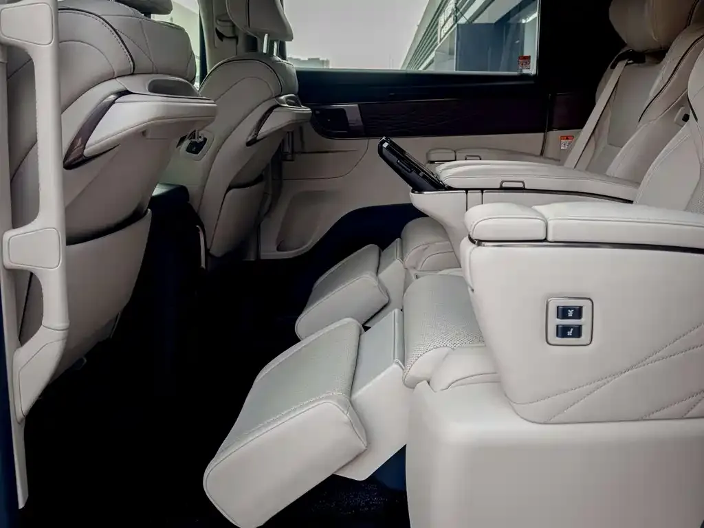 Toyota Alphard — фото 2